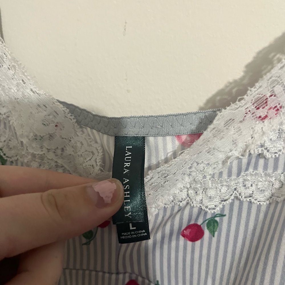 Laura Ashley Tank Top ๐ - Picture 2 of 3